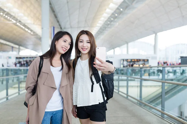 Mulheres vão viajar juntos e tomar selfie — Fotografia de Stock