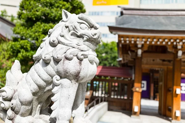 Japansk tempel- och Lejonet statyn — Stockfoto