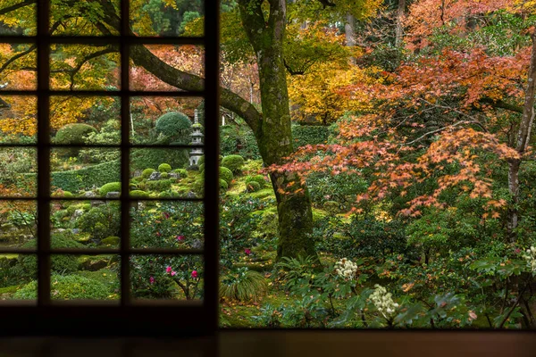 Ventana japonesa en temporada de otoño — Foto de Stock