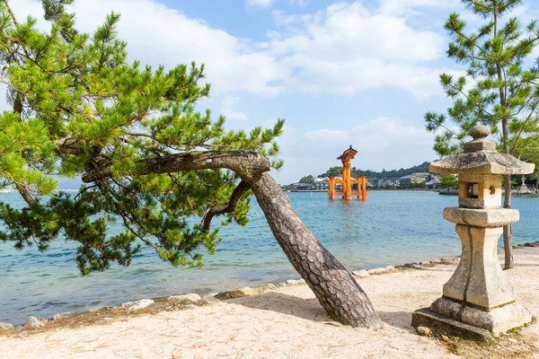 Puerta Torii flotante frente a la costa de la isla —  Fotos de Stock