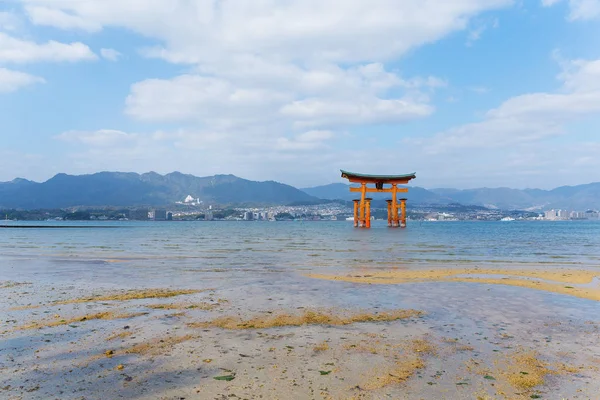 Torii in Itsukushima shine — Stock Photo, Image