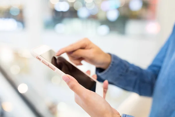 Mujer trabajando en el teléfono celular — Foto de Stock