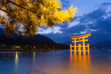 Torii Itsukushima Parlatıcı Hiroşima Körfezi içinde