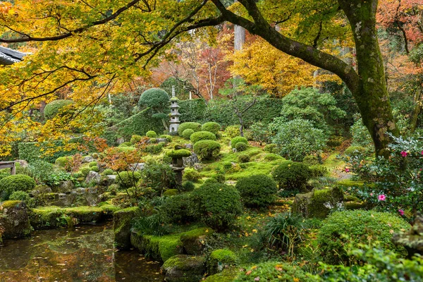 Templo japonés en temporada de otoño — Foto de Stock