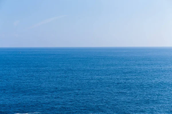 Вид на море с голубыми волнами — стоковое фото