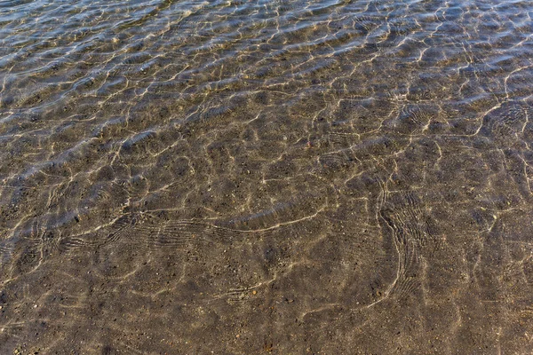 Поверхность озера с волнами — стоковое фото
