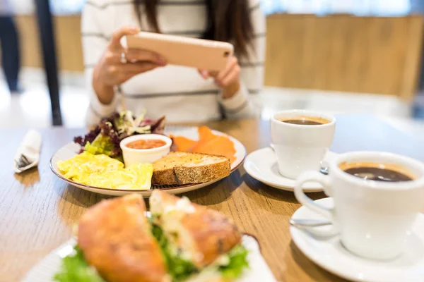 그녀의 요리에 여자 복용 사진 — 스톡 사진