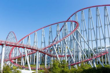 Mavi gökyüzü ile lunapark treni