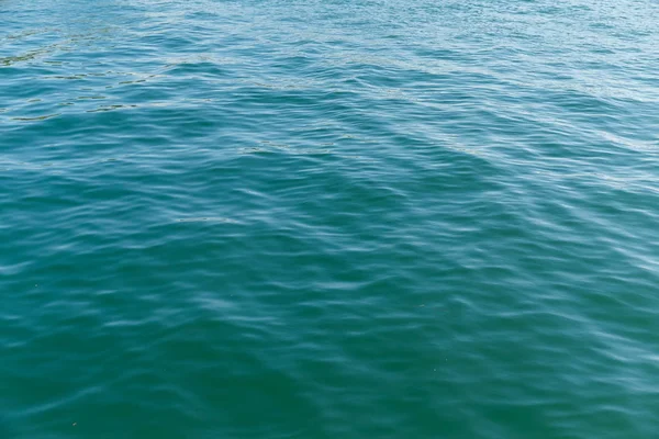 Meerblick mit blauen Wellen — Stockfoto