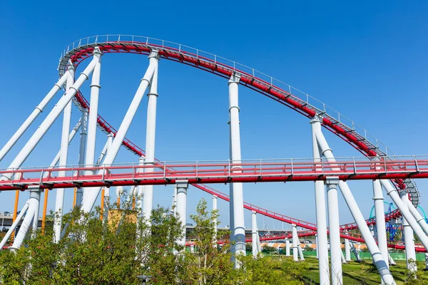 Roller coaster z niebieskim niebem — Zdjęcie stockowe