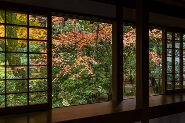 Japanese temple in autumn season — Stock Photo, Image