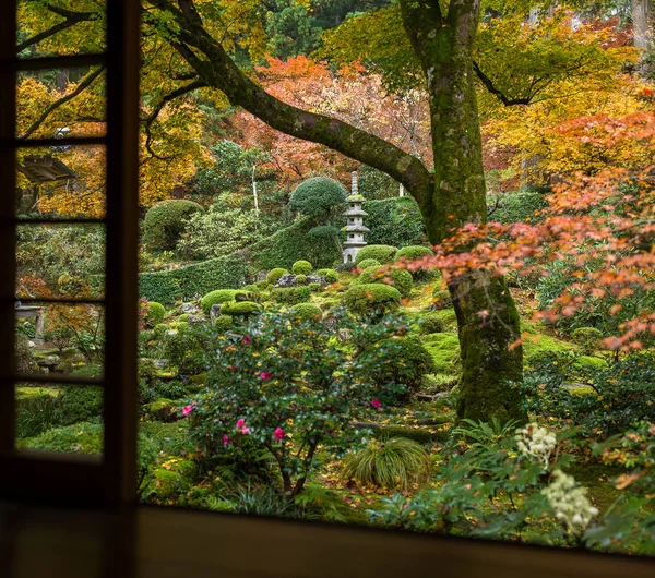 Templo de madeira japonês na temporada de outono — Fotografia de Stock