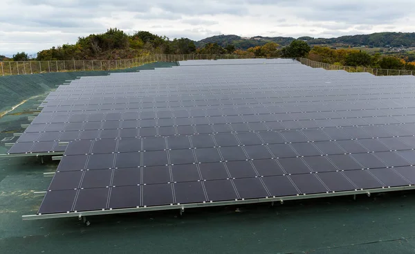 Фабрика солнечных батарей — стоковое фото