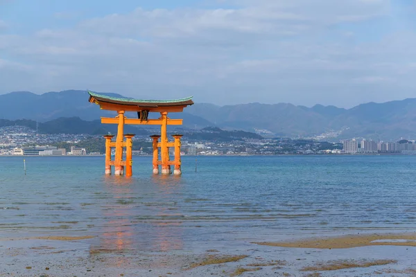 Gigante flutuante portão Xintoísmo torii do Santuário de Itsukushima — Fotografia de Stock