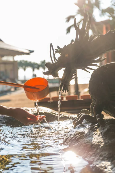 Se laver la main dans le temple japonais — Photo