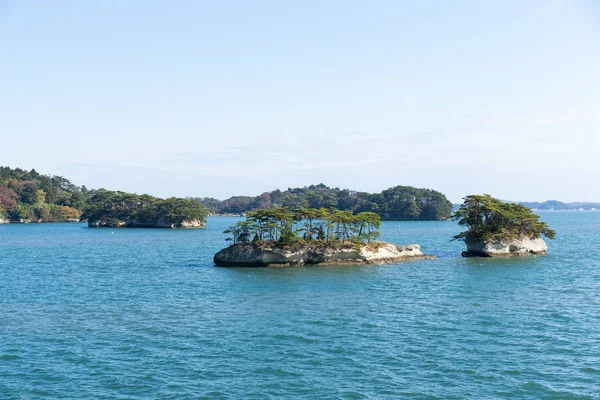 Matsushima eilanden met baai in Japan — Stockfoto