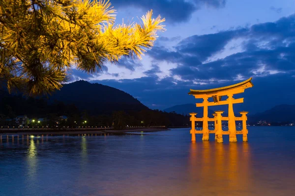 Santuário de Itsukushima ao pôr do sol — Fotografia de Stock