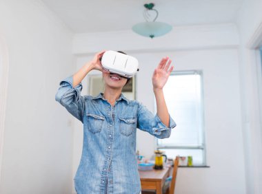 VR aygıtla izlerken kadın