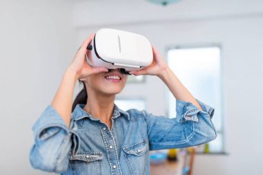 Sanal gerçeklik ile izlerken kadın