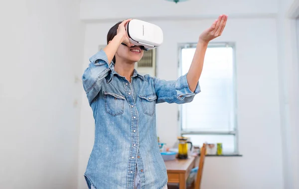 Kadın oyun sanal gerçeklik aygıtıyla — Stok fotoğraf