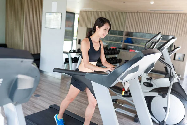 Жінка практикує бігову доріжку в спортзалі — стокове фото
