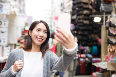 Mongkok şehirde selfie alarak kadın