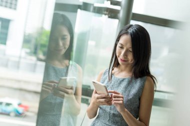 Cep telefonu inisde ofiste arıyorum iş kadını