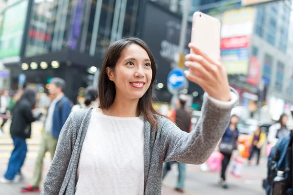 Frau macht Selfie in mongkok city — Stockfoto