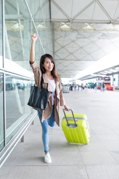 Happy woman go travel in airport — Stock Photo, Image