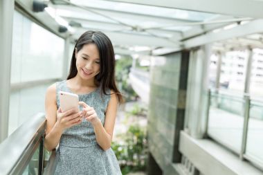 cep telefonu kullanan kadın