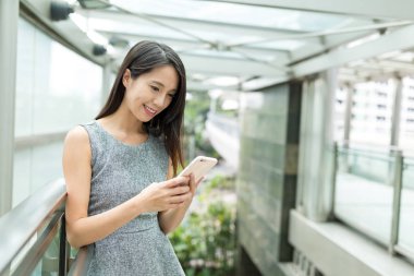 Cep telefonunuzun çalışan kadın