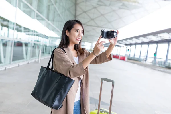 Woman taking photo with digital camera — Stock Photo, Image