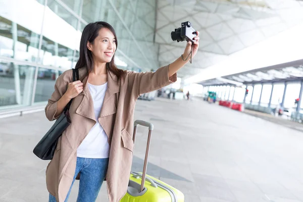 空港で女性撮影 selfie — ストック写真