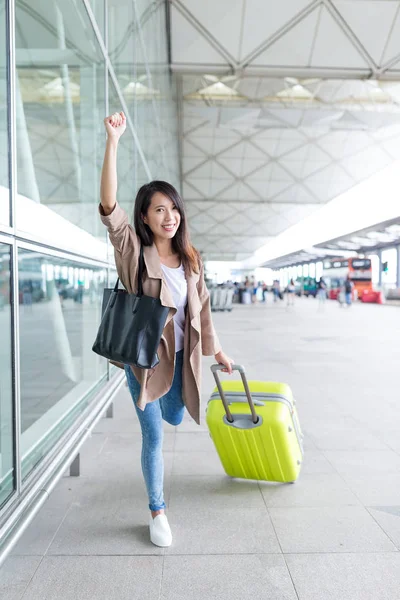 Mujer feliz ir a viajar en el aeropuerto — Foto de Stock