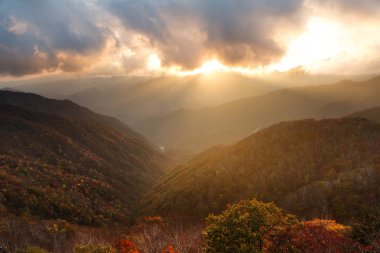 Sonbahar dağlar ve günbatımı