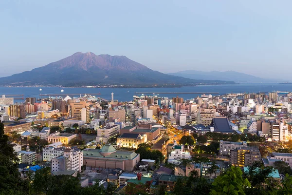 Vulkaan Sakurajima en stad bij avond — Stockfoto