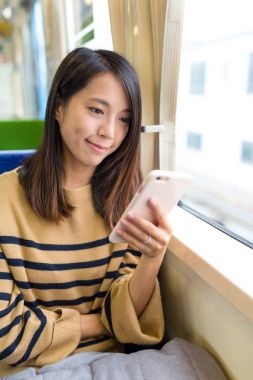 cep telefonu üzerinde çalışan kadın