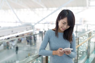 Havaalanında cep telefonunda çalışan kadın