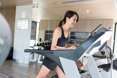 Koşu bandında kadın eğitimi