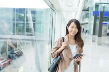 Cep telefonu ve pasaport havaalanında tutan kadın