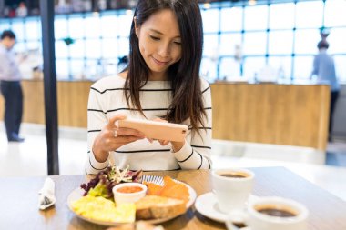 Kadın alarak resmi restoran cep telefonu için