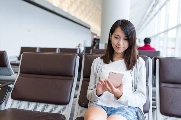 Mobiltelefon használata a repülőtéren nő — Stock Fotó