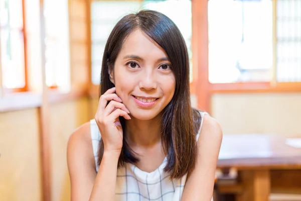 Mladá asijská žena v japonské restauraci — Stock fotografie