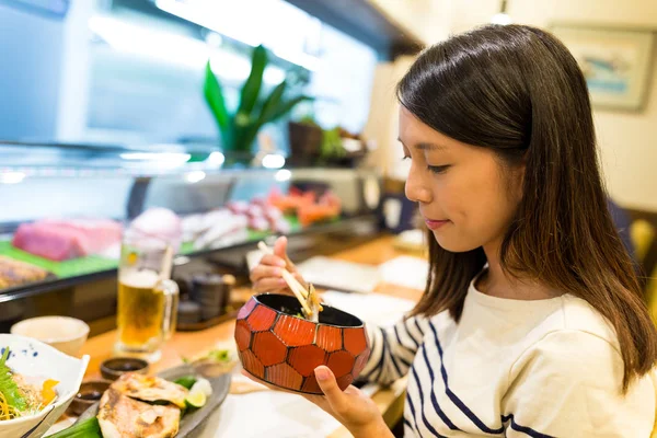 Mulher desfrutar de cozinha japonesa — Fotografia de Stock