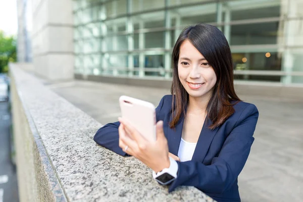 Empresária usando telefone celular — Fotografia de Stock