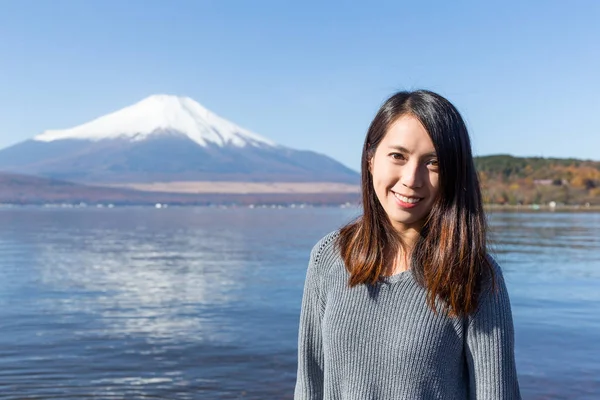 Mulher viajando perto de Fuji mount — Fotografia de Stock