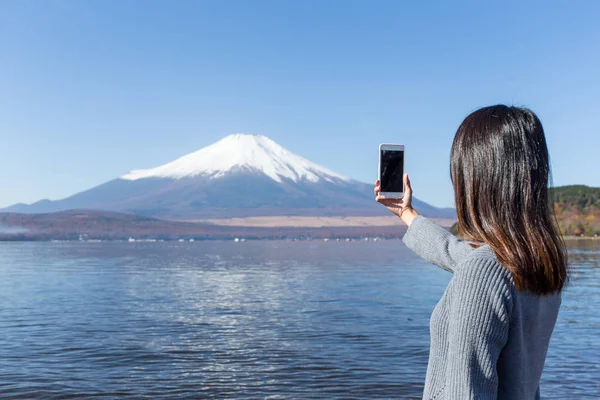 Mujer tomando fotos de montaña Fuji —  Fotos de Stock
