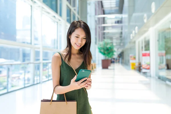 Nő használ mobiltelefon bevásárlóközpontban — Stock Fotó