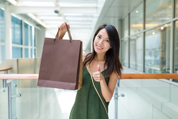 Donna che tiene le borse della spesa e pollice in su — Foto Stock