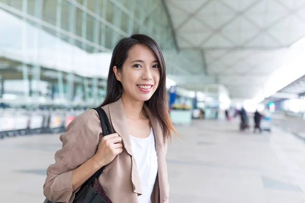 女性は香港国際空港で旅行行く — ストック写真